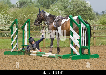 L'un d'une série de photos montrant un cavalier d'être jeté de son cheval dans une clôture au cours d'une compétition de saut Banque D'Images