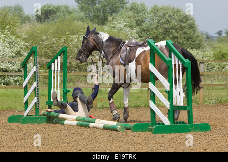 L'un d'une série de photos montrant un cavalier d'être jeté de son cheval dans une clôture au cours d'une compétition de saut Banque D'Images