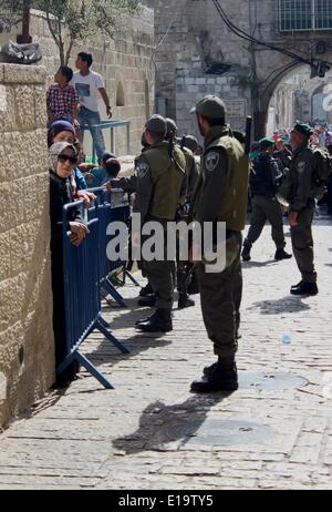 Jérusalem, Jérusalem, territoire palestinien. 28 mai, 2014. Des policiers israéliens empêchent les Palestiniens d'entrer dans la mosquée Al-Aqsa, l'extérieur composé de la porte du Lion dans la vieille ville de Jérusalem le 28 mai 2014. Des heurts ont éclaté à Jérusalem est composé de la mosquée d'Al-Aqsa tôt mercredi entre Palestiniens et de la police, comme des milliers d'Israéliens de droite prêt à mars par la vieille ville pour marquer la Journée de Jérusalem Crédit : Saeed Qaq/APA Images/ZUMAPRESS.com/Alamy Live News Banque D'Images