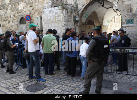 Jérusalem, Jérusalem, territoire palestinien. 28 mai, 2014. Des policiers israéliens empêchent les Palestiniens d'entrer dans la mosquée Al-Aqsa, l'extérieur composé de la porte du Lion dans la vieille ville de Jérusalem le 28 mai 2014. Des heurts ont éclaté à Jérusalem est composé de la mosquée d'Al-Aqsa tôt mercredi entre Palestiniens et de la police, comme des milliers d'Israéliens de droite prêt à mars par la vieille ville pour marquer la Journée de Jérusalem Crédit : Saeed Qaq/APA Images/ZUMAPRESS.com/Alamy Live News Banque D'Images