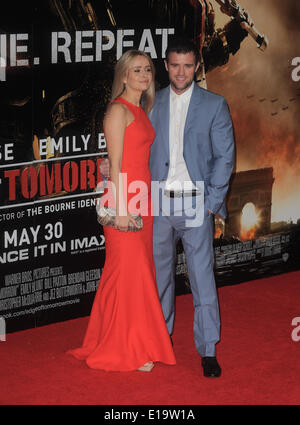 London, UK, UK. 28 mai, 2014. Sammy Winward et Jonas Armstrong assister à la première mondiale de la France 'Bord de demain' à BFI IMAX. Credit : Ferdaus Shamim/ZUMA/ZUMAPRESS.com/Alamy fil Live News Banque D'Images