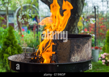 Allumer le feu au printemps barbecue dans le jardin Banque D'Images