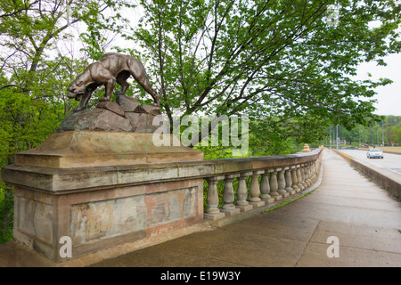 Statue panthère panthère gardant le pont creux dans Pittsburgh PA Banque D'Images