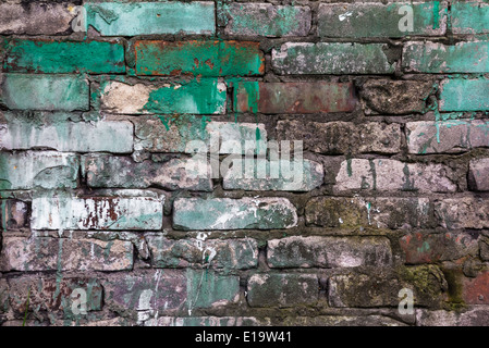 Vieux Mur de défense avec des briques de couleur rouge et Banque D'Images