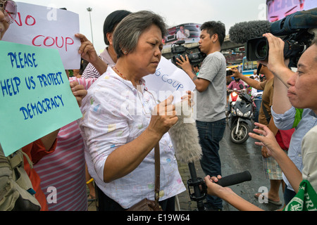 Interview journaliste protestataire à coup d'anti démonstration, Bangkok, Thaïlande Banque D'Images