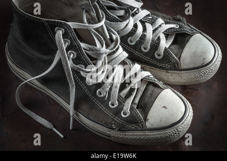 Old black Sneakers sur le vieux cuir Banque D'Images