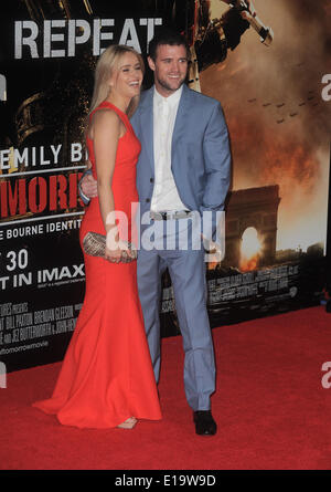 London, UK, UK. 28 mai, 2014. Sammy Winward et Jonas Armstrong assister à la première mondiale de la France 'Bord de demain' à BFI IMAX. Credit : Ferdaus Shamim/ZUMA/ZUMAPRESS.com/Alamy fil Live News Banque D'Images