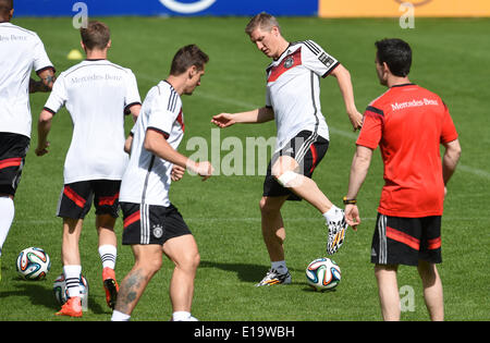 L'Italie, de Passeier. 28 mai, 2014. Miroslav Klose (L) et Bastian Schweinsteiger de l'équipe nationale de football allemande assister à une session de formation sur un terrain d'entraînement à St Leonhard, en Italie, de Passeier 28 mai 2014. L'Allemagne national soccer squad se prépare pour la prochaine Coupe du Monde de la FIFA 2014 au Brésil à un camp d'entraînement dans le Tyrol du Sud jusqu'au 30 mai 2014. Photo : Andreas Gebert/dpa/Alamy Live News Banque D'Images