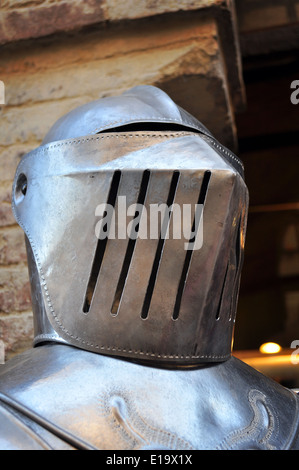 Casque médiéval d'une armure de chevalier Banque D'Images