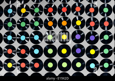 Collection de vinyles colorés sur fond gris, vue de dessus, les étiquettes modifiables, l'image est adapté pour l'utilisation d'arrière-plan. Banque D'Images