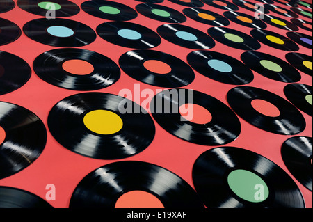 Collection de vinyles colorés sur fond rouge, angle de vue, étiquettes modifiables, l'image est adapté pour l'utilisation d'arrière-plan. Banque D'Images