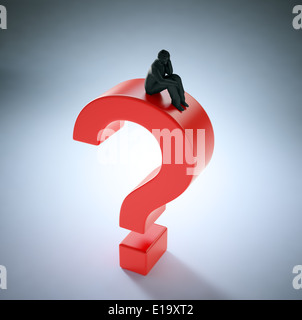 Petit homme assis sur un point d'interrogation - concept de résolution de problèmes Banque D'Images