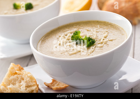 Un délicieux et sain de crème brocolli et soupe de couscous de blé entier garnis de fromage parmesan. Banque D'Images