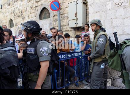 Jérusalem, Jérusalem, territoire palestinien. 28 mai, 2014. Des policiers israéliens empêchent les Palestiniens d'entrer dans la mosquée Al-Aqsa, l'extérieur composé de la porte du Lion dans la vieille ville de Jérusalem le 28 mai 2014. Des heurts ont éclaté à Jérusalem est composé de la mosquée d'Al-Aqsa tôt mercredi entre Palestiniens et de la police, comme des milliers d'Israéliens de droite prêt à mars par la vieille ville pour marquer la Journée de Jérusalem Crédit : Saeed Qaq/APA Images/ZUMAPRESS.com/Alamy Live News Banque D'Images