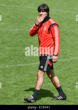 L'Italie, de Passeier. 28 mai, 2014. L'entraîneur-chef Joachim Loew de l'équipe nationale de football allemande participe à une session de formation sur un terrain d'entraînement à St Leonhard, en Italie, de Passeier 28 mai 2014. L'Allemagne national soccer squad se prépare pour la prochaine Coupe du Monde de la FIFA 2014 au Brésil à un camp d'entraînement dans le Tyrol du Sud jusqu'au 30 mai 2014. Photo : Andreas Gebert/dpa/Alamy Live News Banque D'Images