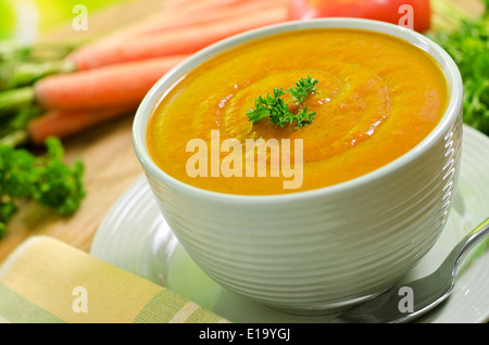 Un petit bol de soupe de carottes crémeuses. Banque D'Images