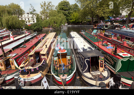 Des bateaux amarrés au London's Little Venice, dans le cadre de la 2014 Canalway Cavalcade. Banque D'Images
