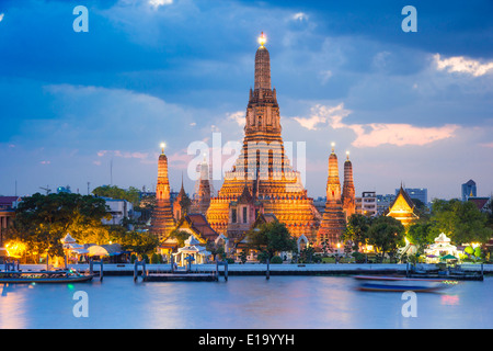 Wat Arun temple d'éclairage d'or après le coucher du soleil avec ciel bleu Banque D'Images