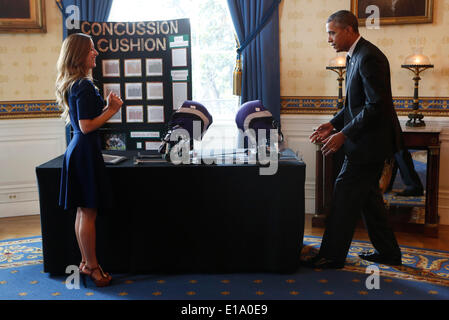 Washington DC, USA. 27 mai, 2014. Le président des États-Unis Barack Obama ressemble à la commotion football helmet coussin de projet Maria Hanes, Santa Cruz, Californie, au cours de la Maison Blanche 2014 Fête de la science à la Maison Blanche, Washington DC, le mardi 27 mai 2014. La foire célèbre les lauréats des sciences, technologies, ingénierie et mathématiques) concours de l'ensemble du pays. Dpa : Crédit photo alliance/Alamy Live News Banque D'Images