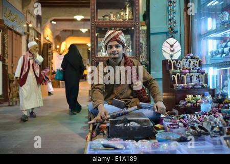 Doha. Le Qatar. Souq Waqif. Faire de l'homme indien bracelets. Banque D'Images