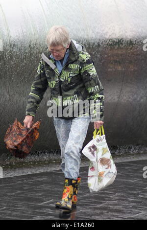 Sheffield, South Yorkshire, UK. 28 mai 2014. La forte pluie d'un bout à Sheffield. © Deborah Vernon/Alamy Live News Banque D'Images