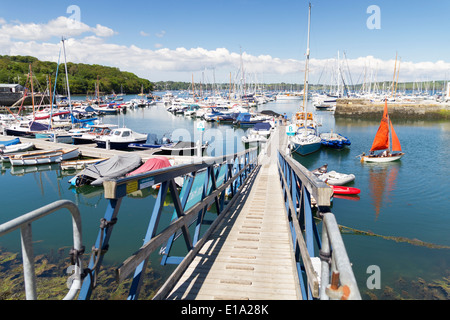 Piétons et de pontons d'amarrage dans le port de Mylor Cornwall Banque D'Images