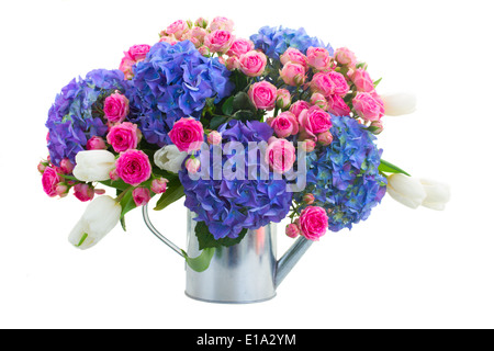 Boquet de tulipes blanches, roses et fleurs hortensia bleu Banque D'Images