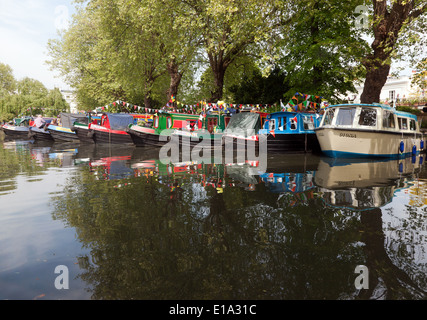 Des bateaux amarrés au London's Little Venice, dans le cadre de la 2014 Canalway Cavalcade. Banque D'Images
