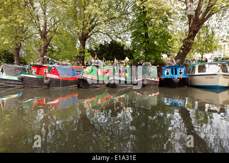 Des bateaux amarrés au London's Little Venice, dans le cadre de la 2014 Canalway Cavalcade. Banque D'Images