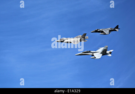 US Marine Corps F-35B Lightning II, F/A-18 Hornet, et d'un Harrier AV-8B voler en formation au cours de la 2014 Marine Corps Air Station Cherry Point Air Show le 17 mai 2014 à Cherry Point, N.C. Banque D'Images