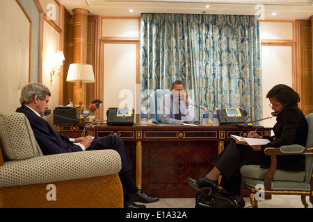 Le président américain Barack Obama parle au téléphone avec le président Vladimir Poutine le 28 mars 2014 à Riyad, en Arabie Saoudite. Avec le président sont le secrétaire d'État américain John Kerry, à gauche, et le conseiller pour la sécurité nationale, Susan E.. Banque D'Images