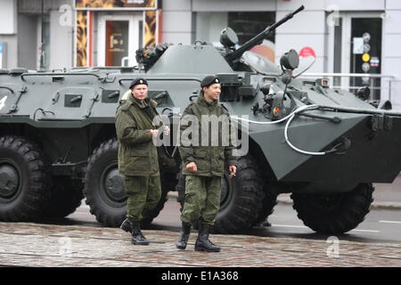 Kaliningrad, Russie. 9 mai, 2014. Kaliningrad, Russie 9e, mai 2014 les soldats de l'armée russe sont perçus au cours d'un grand défilé militaire à Kaliningrad, Russie, pour marquer le Jour de la Victoire, le 9 mai 2014. Des milliers de soldats russes ont défilé aujourd'hui dans tout le pays pour marquer 69 ans depuis la victoire dans la seconde guerre mondiale, dans une démonstration de puissance militaire au milieu des tensions en Ukraine à la suite de l'annexion de la Crimée par Moscou. © Michal Fludra/NurPhoto ZUMAPRESS.com/Alamy/Live News Banque D'Images