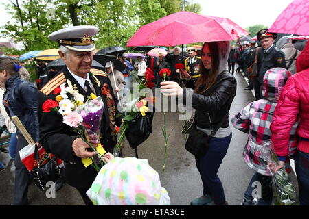 Kaliningrad, Russie. 9 mai, 2014. Kaliningrad, Russie 9e, mai 2014 LA DEUXIÈME GUERRE MONDIALE, les anciens combattants de l'Armée Rouge sont perçus au cours d'un grand défilé militaire à Kaliningrad, Russie, pour marquer le Jour de la Victoire, le 9 mai 2014. Des milliers de soldats russes ont défilé aujourd'hui dans tout le pays pour marquer 69 ans depuis la victoire dans la seconde guerre mondiale, dans une démonstration de puissance militaire au milieu des tensions en Ukraine à la suite de l'annexion de la Crimée par Moscou. © Michal Fludra/NurPhoto ZUMAPRESS.com/Alamy/Live News Banque D'Images