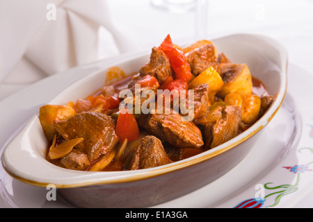 Saute de boeuf avec tomates, champignons et oignons servis dans un plat ovale Banque D'Images