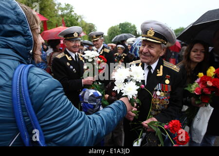 Kaliningrad, Russie. 9 mai, 2014. Kaliningrad, Russie 9e, mai 2014 LA DEUXIÈME GUERRE MONDIALE, les anciens combattants de l'Armée Rouge sont perçus au cours d'un grand défilé militaire à Kaliningrad, Russie, pour marquer le Jour de la Victoire, le 9 mai 2014. Des milliers de soldats russes ont défilé aujourd'hui dans tout le pays pour marquer 69 ans depuis la victoire dans la seconde guerre mondiale, dans une démonstration de puissance militaire au milieu des tensions en Ukraine à la suite de l'annexion de la Crimée par Moscou © Michal Fludra/NurPhoto ZUMAPRESS.com/Alamy/Live News Banque D'Images