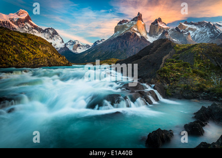 Los Cuernos s'élevant au-dessus de Salto Grande et Lago Nordenskjold, Torres del Paine, Patagonie chilienne. Banque D'Images