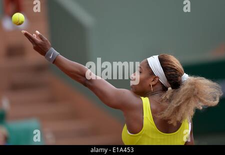 Paris, France. 28 mai, 2014. Serena Williams de la concurrence des États-Unis au cours de la deuxième ronde de Garbine Muguruza match contre de l'Espagne au jour 4 de l'Open de France de Roland Garros à Paris le 28 mai 2014. Williams a perdu 0-2. Crédit : Chen Xiaowei/Xinhua/Alamy Live News Banque D'Images