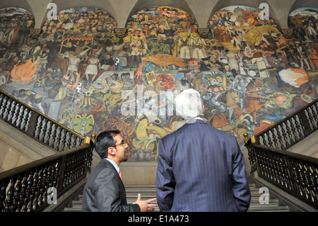 Kerry secrétaire admire Diego Rivera murales dans Mexico City Banque D'Images