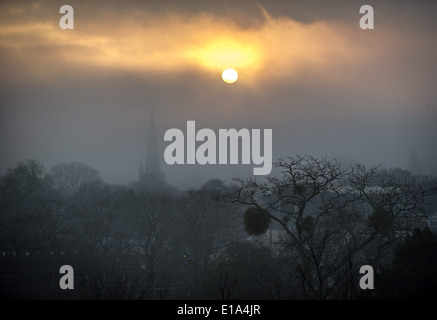 La ville de Cambridge est obscurci par le brouillard comme vu de la colline du Château, le 21 janvier 2014. Banque D'Images
