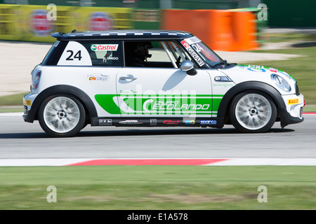 Riccione, Rimini, Italie - 10 mai : une Mini Cooper S Sv31 conduit par Sebastián Lando Nicola (ITA), le Mini Challenge Banque D'Images