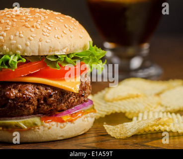 Une chambre de luxe cheeseburger avec frites et coca. Banque D'Images