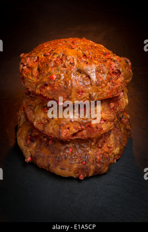Brioches avec St Genix dragées (gâteaux), photographié dans le studio (France). Brioches pralinées (gâteaux de St Génix).