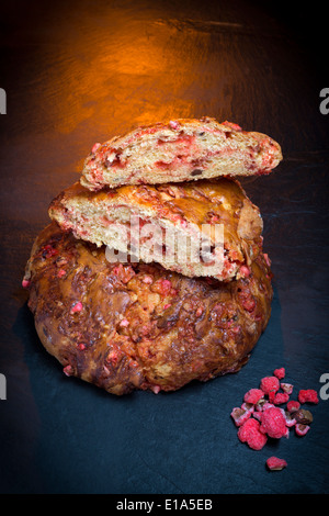 Brioches avec St Genix dragées (gâteaux), photographié dans le studio (France). Brioches pralinées (gâteaux de St Génix).