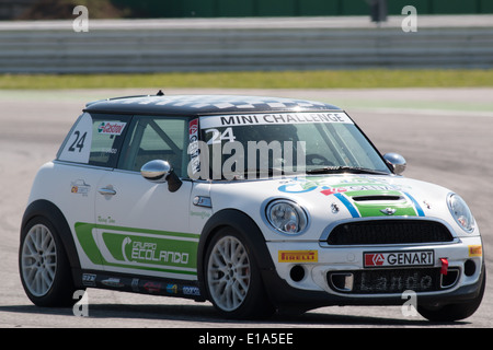 Riccione, Rimini, Italie - 10 mai : une Mini Cooper S Sv31 conduit par Sebastián Lando Nicola (ITA), le Mini Challenge Banque D'Images