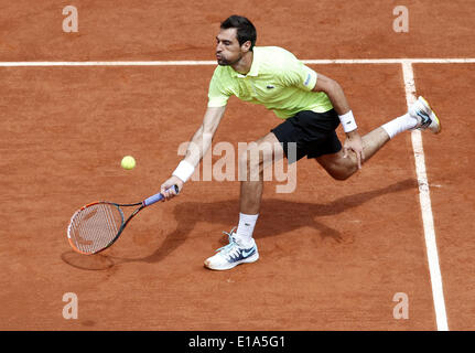 Paris, France. 28 mai, 2014. Viktor Troicki de France renvoie la balle pendant le masculin deuxième tour contre Novak Djokovic de Serbie au jour 4 de l'Open de France de Roland Garros à Paris le 28 mai 2014. Novak Djokovic a gagné 3-0. Credit : Wang Lili/Xinhua/Alamy Live News Banque D'Images