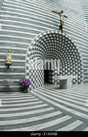 Vue de l'intérieur de l'église de San Giovanni Battista, Mogno Tessin, Suisse Banque D'Images