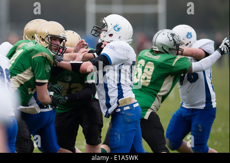 Tarannau, Université d'Aberystwyth football américain (en blanc) de la lecture d'un match de ligue Pays de Galles UK Banque D'Images