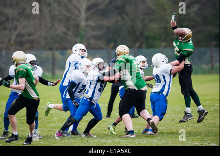 Tarannau, Université d'Aberystwyth football américain (en blanc) de la lecture d'un match de ligue Pays de Galles UK Banque D'Images