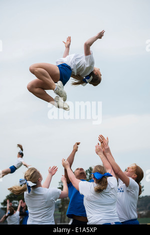 'Tarannau' Aberystwyth University Cheerleaders de l'équipe de football américain d'affichage de la scène de routine acrobatique de Galles UK Banque D'Images