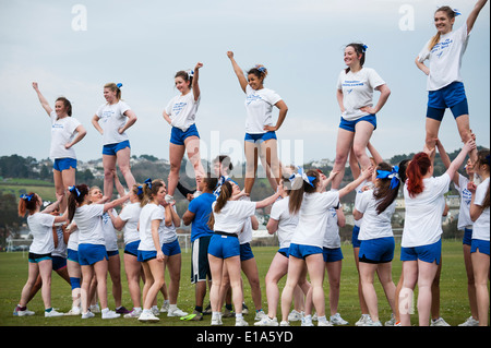 'Tarannau' Aberystwyth University Cheerleaders de l'équipe de football américain d'affichage de la scène de routine acrobatique de Galles UK Banque D'Images